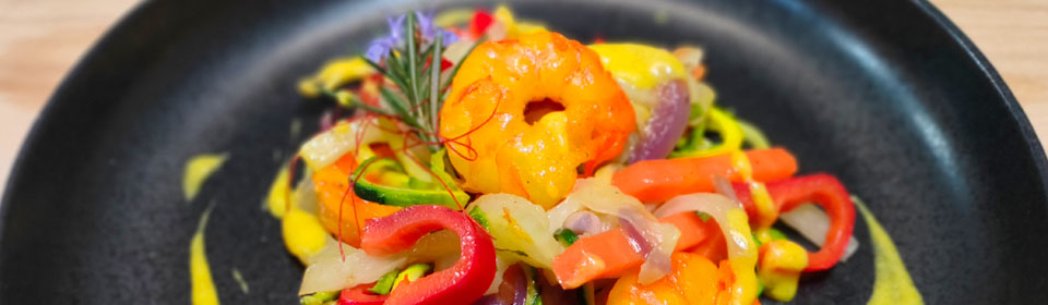 Garnelenpfanne mit Zucchinspaghetti u. mediterranem Gemüse